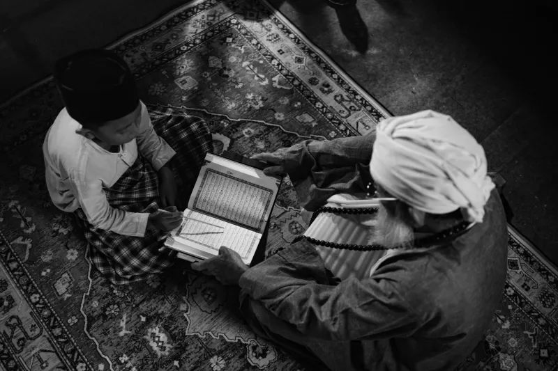 El Lazo Sagrado entre Padrino y Ahijado: Guía Espiritual en la Santería del Mundo Contemporáneo