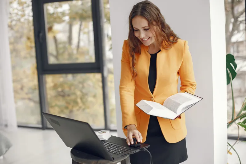 El Río que Fluye en Pantallas: Oshún como Guía Espiritual del Emprendedor Digital