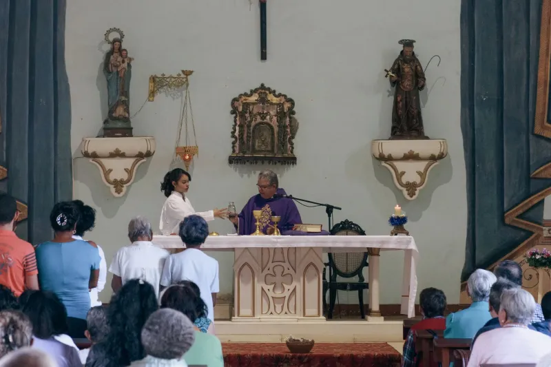 Sacerdotes, Iniciados y Guardianes del Secreto: Las Jerarquías que Sostienen la Santería