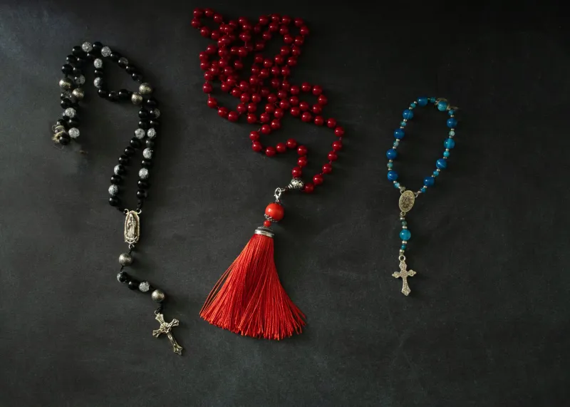 Vestir el Alma: El Lenguaje Cromático y Espiritual de los Adornos Rituales en la Santería